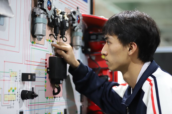 學(xué)生進(jìn)行實(shí)操訓(xùn)練。璧山職業(yè)教育中心供圖