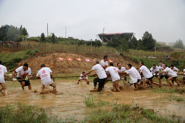 魚(yú)塘拔河。楊孝永攝
