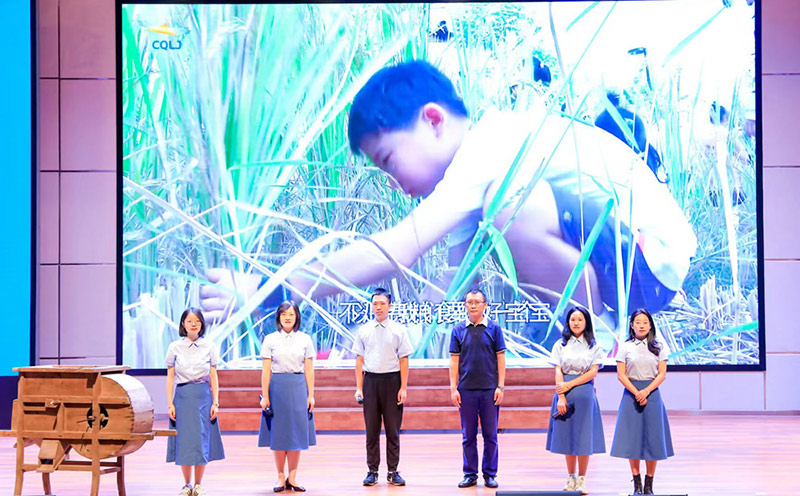 老師講解傳統(tǒng)農(nóng)具。童心小學(xué)供圖