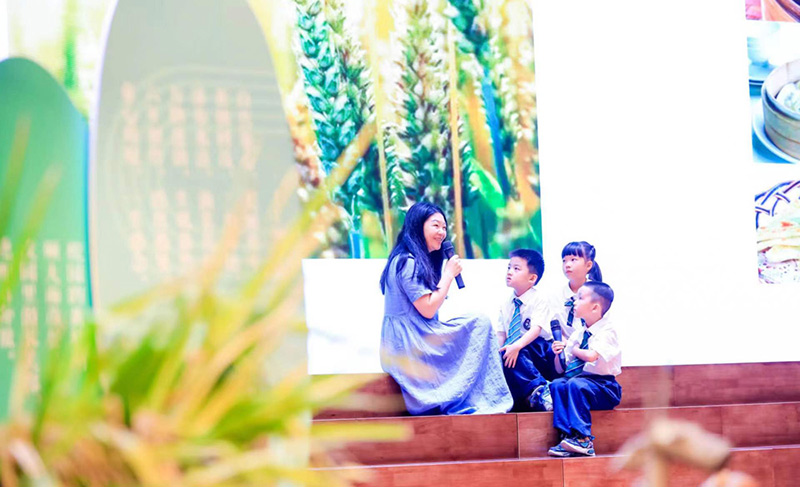 老師為學(xué)生講解五谷的來歷和種類。童心小學(xué)供圖