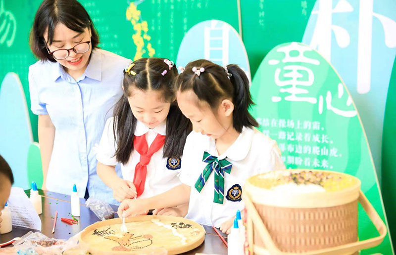 五谷貼畫有著五谷豐登、國泰民安的美好寓意。童心小學(xué)供圖