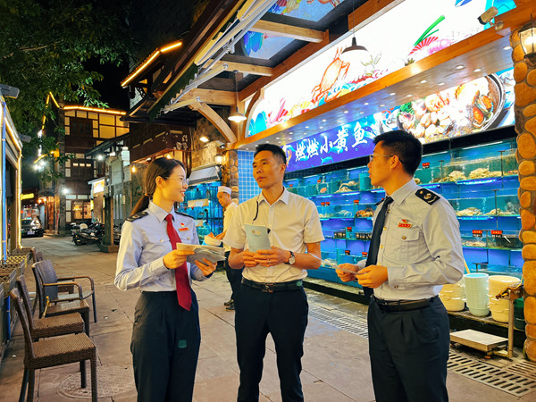 榮昌區(qū)稅務(wù)局稅務(wù)干部到榮昌區(qū)昌州故里夜市宣傳稅收優(yōu)惠政策。黃佳攝