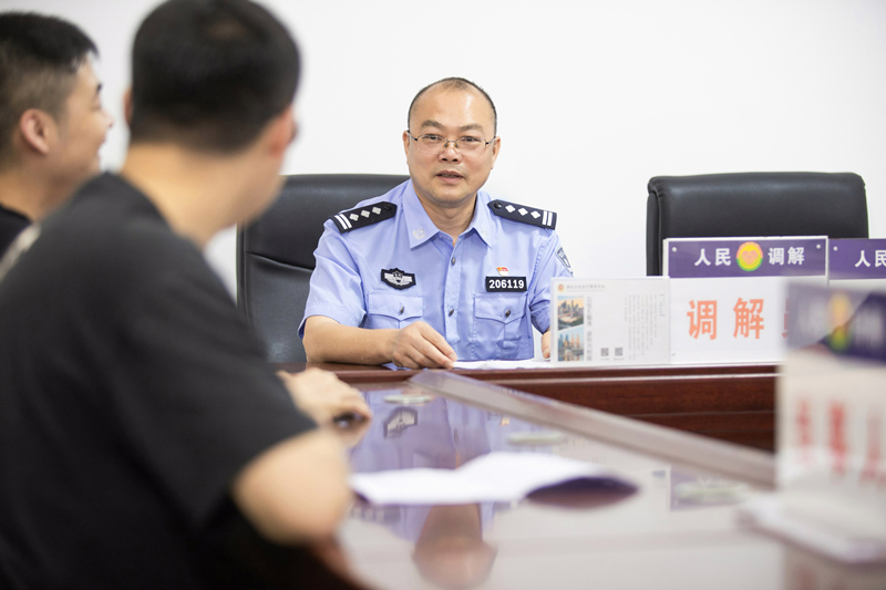 周和理在調(diào)解群眾糾紛。重慶市公安局供圖