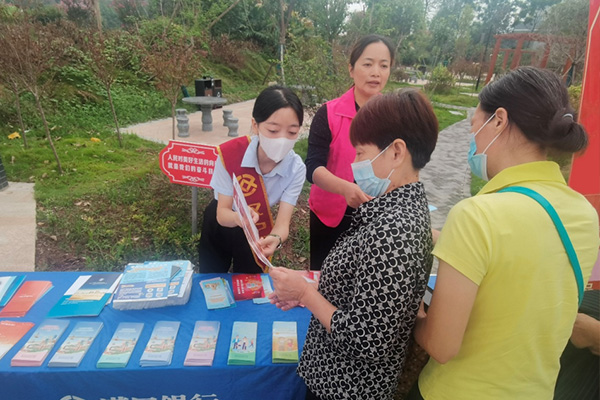 為公眾普及金融知識(shí)。漢口銀行重慶分行供圖