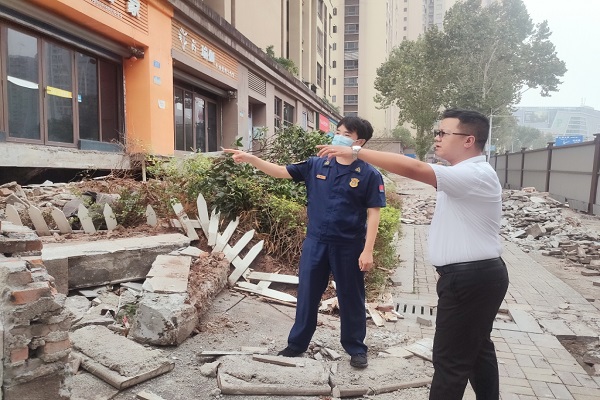 檢查現(xiàn)場(chǎng)。九龍坡區(qū)消防救援支隊(duì)供圖