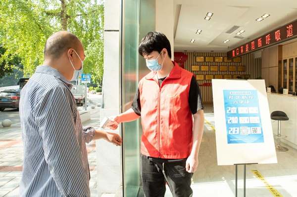 小金主動參與志愿服務(wù)活動。寶圣湖街道供圖