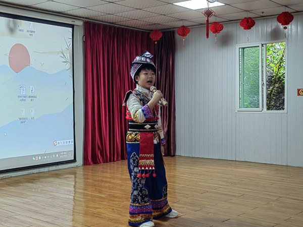 歌曲表演《土巴格里人》。王瓊攝