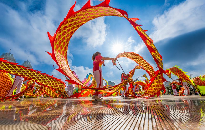 人們在南川區(qū)市民廣場舞龍健身。瞿明斌攝