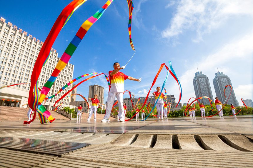 人們?cè)谀洗▍^(qū)市民廣場(chǎng)舞龍健身。瞿明斌攝