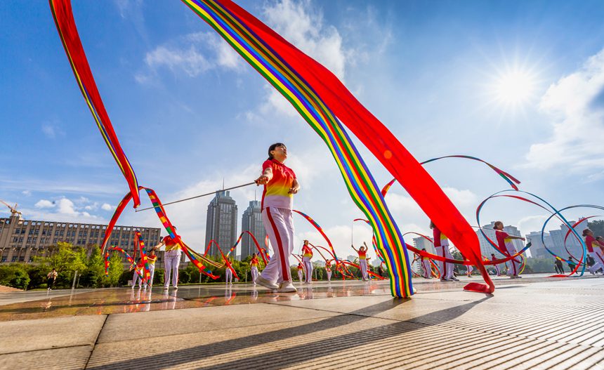 人們在南川區(qū)市民廣場舞龍健身。瞿明斌攝