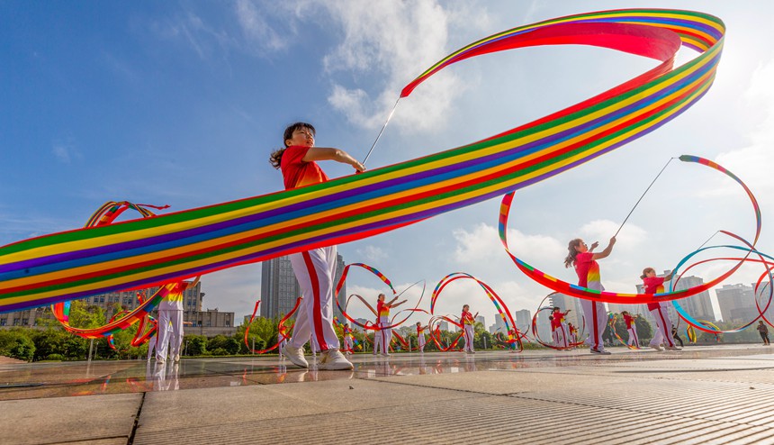 人們在南川區(qū)市民廣場舞龍健身。瞿明斌攝