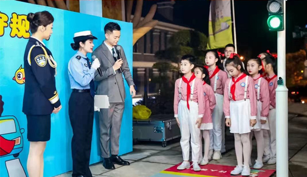學(xué)生們實(shí)景學(xué)習(xí)交通安全知識。公安部交通管理局供圖