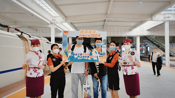 旅客合影紀(jì)念。