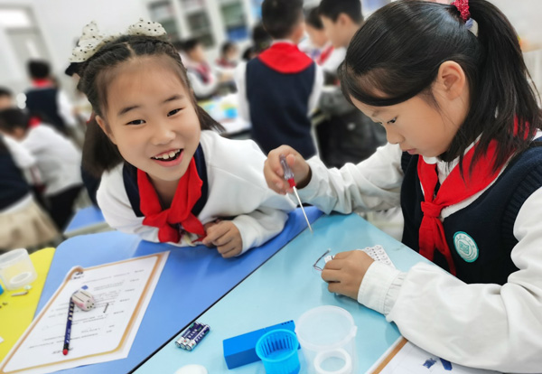 學(xué)生對(duì)實(shí)驗(yàn)課興趣很濃。大足區(qū)高新區(qū)小學(xué)供圖