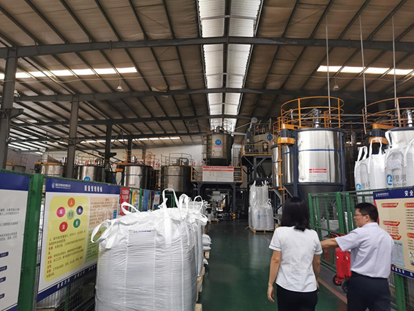 走訪重慶華塑科技有限公司。綦江民生村鎮(zhèn)銀行供圖