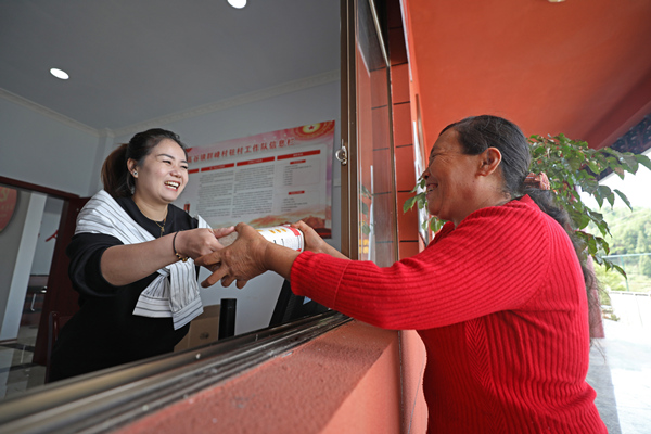 村民正在用積分兌換日常生產(chǎn)生活用品。趙勇攝