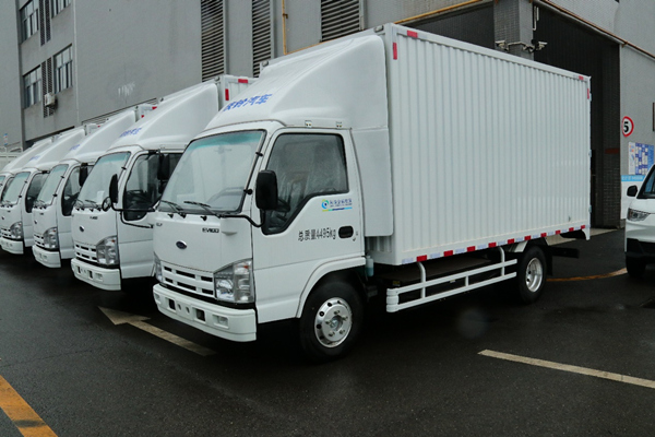 新能源電動載重輕卡。重慶銀行 供圖