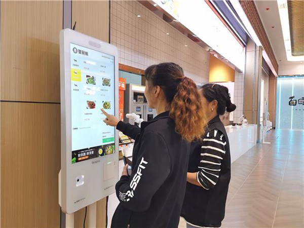 體驗智慧點餐。梁平區(qū)融媒體中心供圖