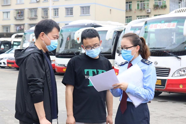 城口縣稅務(wù)人員走訪轄區(qū)交通企業(yè)，宣傳社保緩繳政策。廖欣玥攝