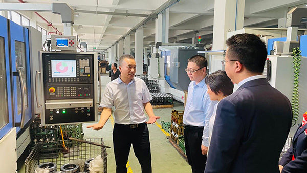 重慶農(nóng)商行工作人員到西部（重慶）科學(xué)城江津園區(qū)工業(yè)企業(yè)走訪調(diào)研。重慶農(nóng)商行供圖