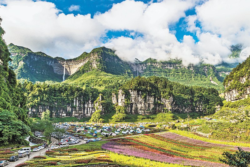 游客在南川區(qū)萬(wàn)卷書(shū)臺(tái)景區(qū)露營(yíng)游玩，親近自然。(南川區(qū)委宣傳部供圖)