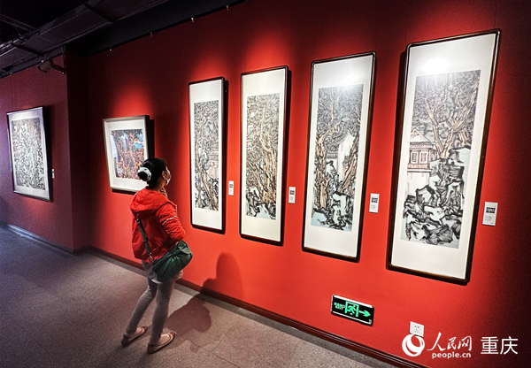 市民在欣賞參展作品。人民網(wǎng) 劉政寧攝