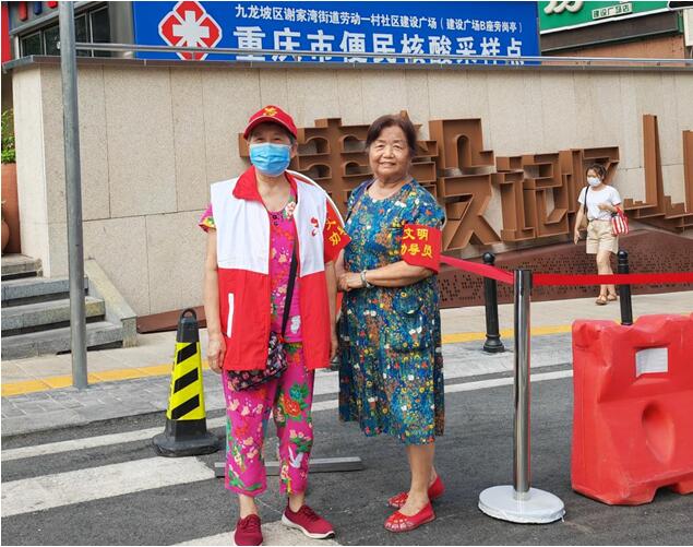 雷澤英和劉慶渝老人。勞動一村社區(qū)供圖