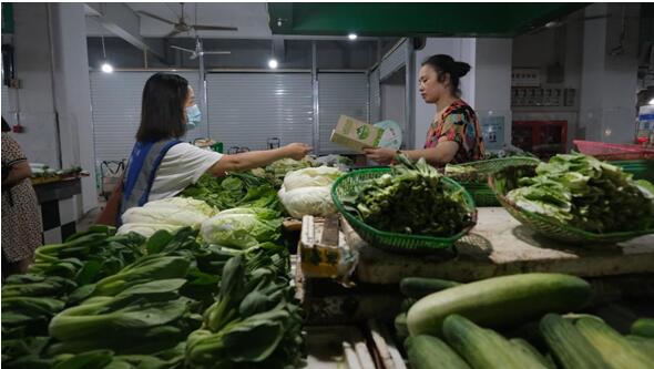 垃圾分類指導員在講解分類知識。勞動一村社區(qū)供圖