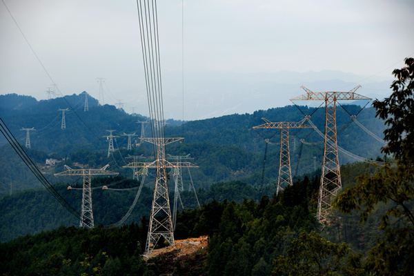 8月26日，白浙線渝3標段N2720附件安裝及消缺施工現(xiàn)場。劉偉攝