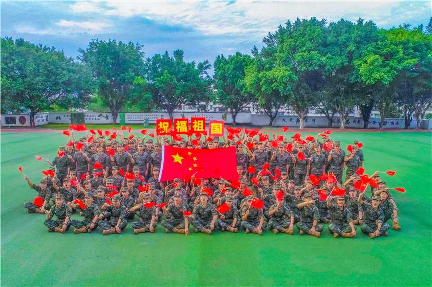 武警官兵與國旗同框，祝福祖國。李東攝