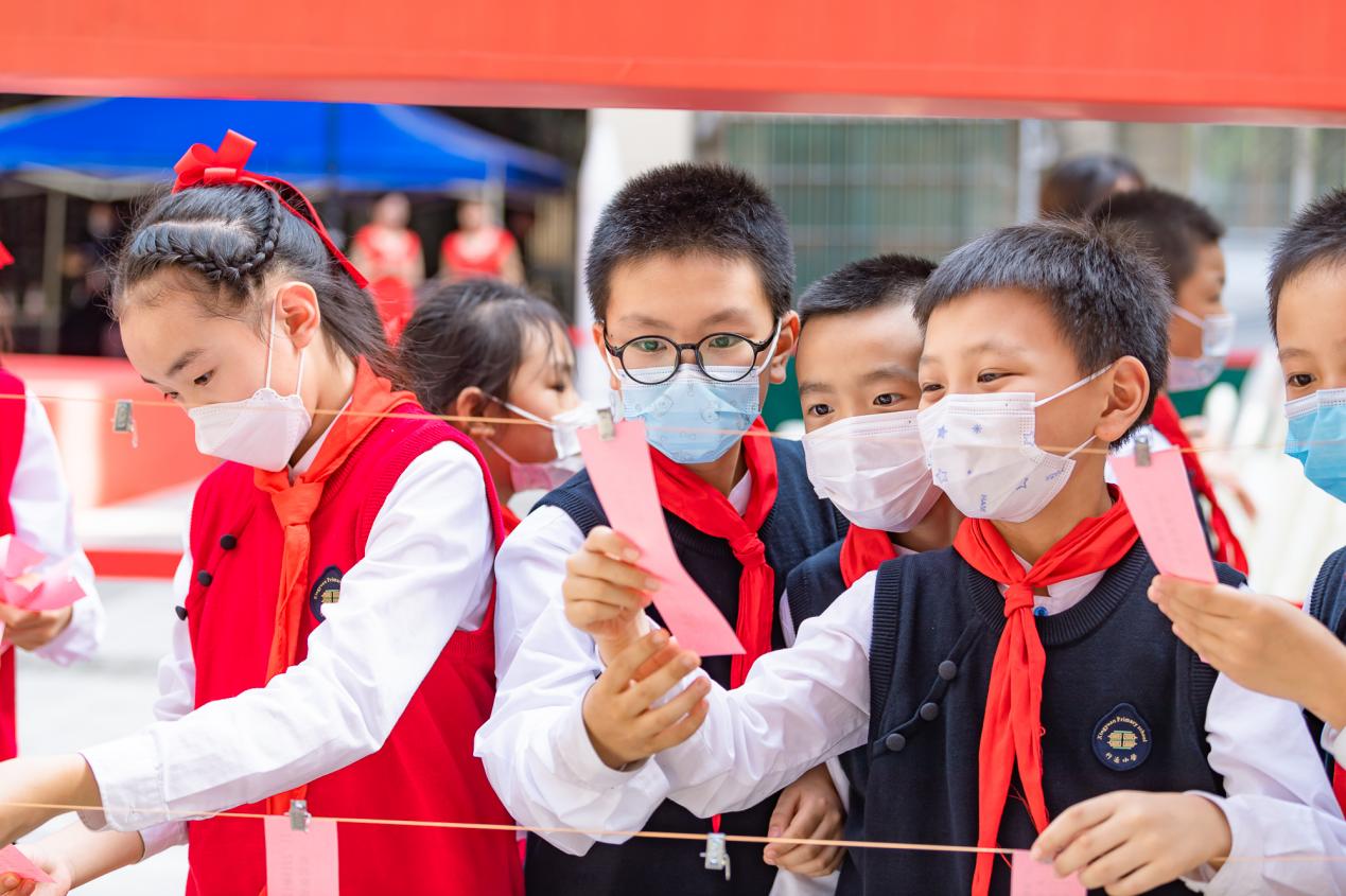 學(xué)生們踴躍答題。陳文森攝