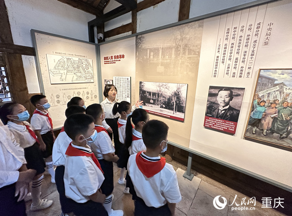 小朋友們參觀周吉可故居。人民網(wǎng) 劉政寧攝