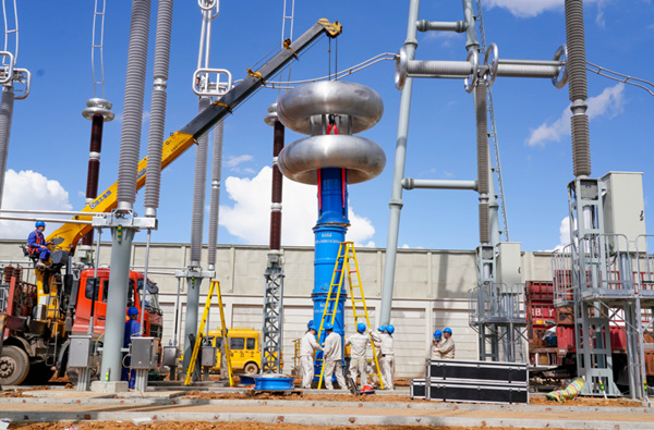 國網(wǎng)重慶電科院員工正在進(jìn)行電抗器引線連接。國網(wǎng)重慶市電力公司供圖