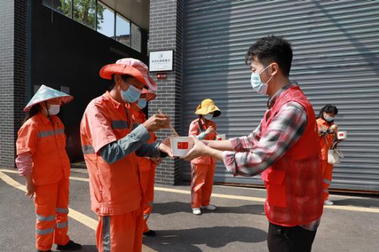 志愿者為環(huán)衛(wèi)工送上“國(guó)慶面”。璧山區(qū)委宣傳部供圖