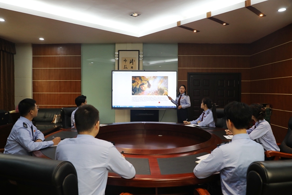 銅梁區(qū)稅務(wù)局組織新入職稅務(wù)人員線上參觀邱少云烈士紀(jì)念館。 殷淑雅攝