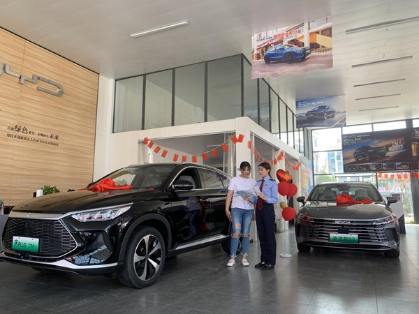 重慶市大足區(qū)稅務(wù)局“青年講師團(tuán)”走進(jìn)汽車銷售中心，為購(gòu)車者講解新能源汽車車購(gòu)稅減免政策。蔡茂元攝