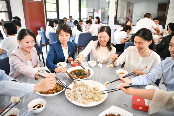 2022年9月29日，巴南區(qū)委黨校，學(xué)員們在一起其樂融融。