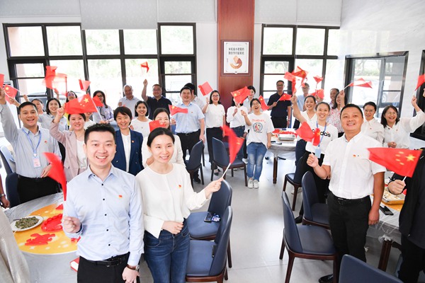 2022年9月29日，巴南區(qū)委黨校，教師與學(xué)員們一起歌頌祖國。