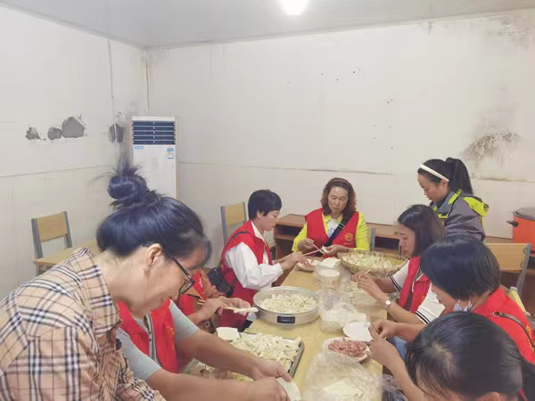 志愿者正忙著給老人準(zhǔn)備包子、餃子等食物。李雄偉攝