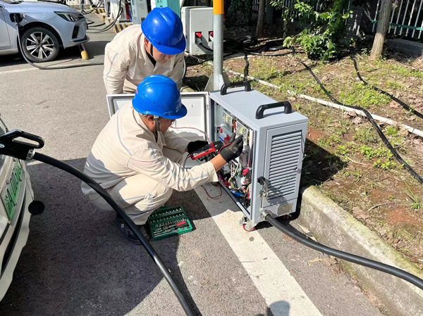 電力工人正在檢查移動充電樁。賀婷婷攝