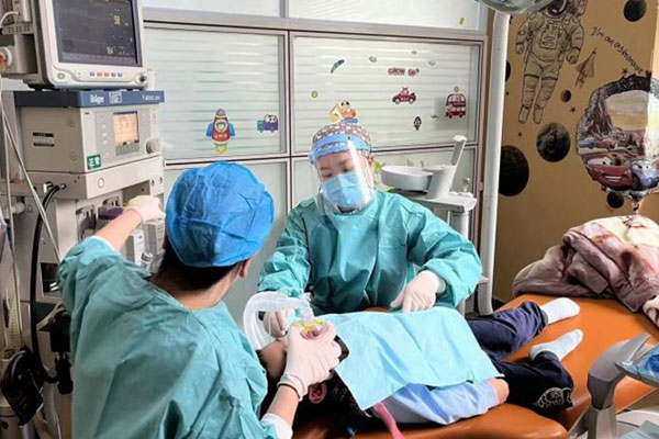 智能化疼痛閾值監(jiān)測下，計(jì)算機(jī)精準(zhǔn)輔助靶控靜脈麻醉藥物。重醫(yī)附屬口腔醫(yī)院供圖