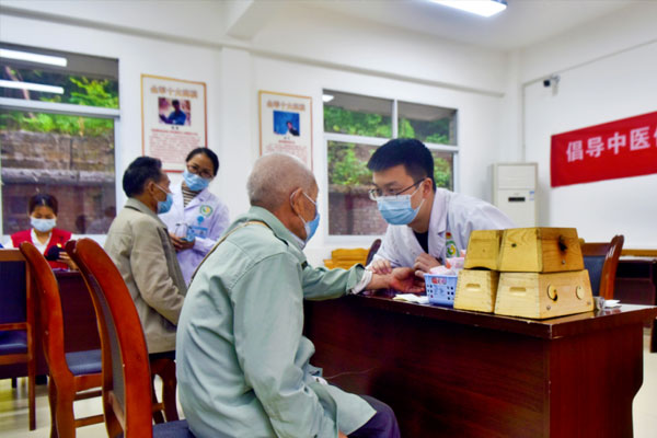 為老人把脈問(wèn)診。陶涵攝