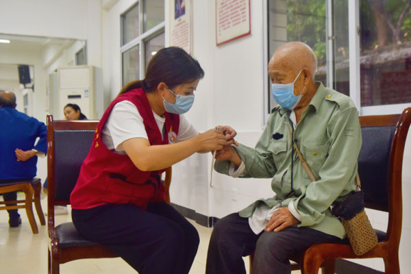 為老人剪指甲。陶涵攝