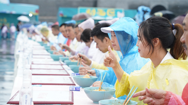 小面節(jié)上市民品嘗重慶小面。杜文嫻攝