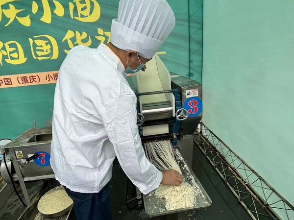 小面節(jié)上現(xiàn)場展示制作云陽鮮面。蔣海濤攝