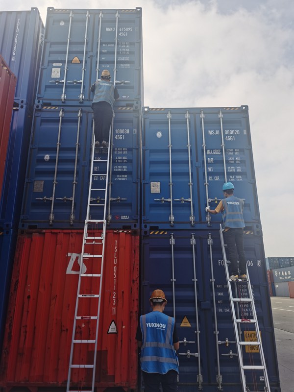 中歐班列（渝新歐）現(xiàn)場調(diào)度中心員工正在逐一核查班列集裝箱箱況。渝新歐公司供圖