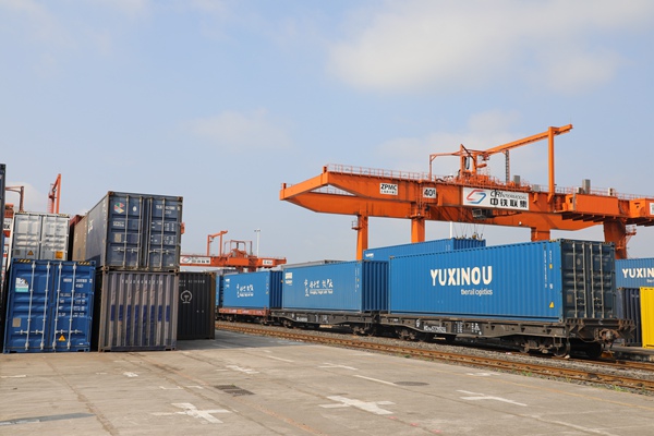 一列中歐班列（渝新歐）正在裝車，將滿載智能家電、機械設備、工業(yè)零配件等貨物，由團結村車站駛出，一路向西，運往歐洲國家。渝新歐公司供圖