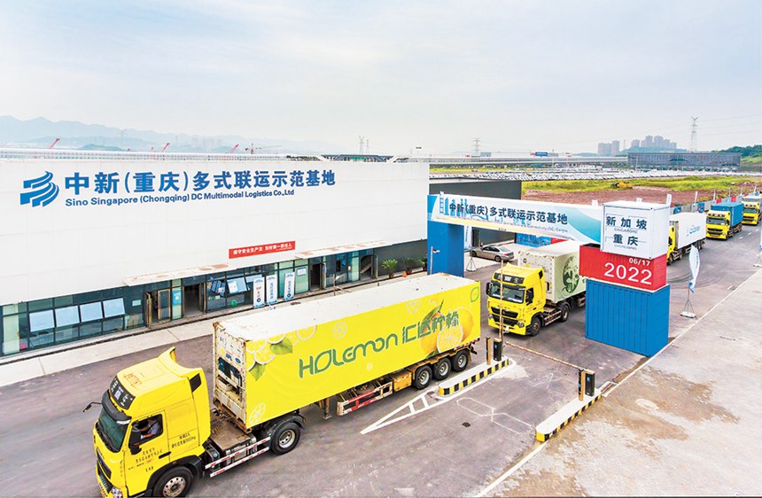 中新（重慶）戰(zhàn)略性互聯(lián)互通示范項目是中國和新加坡第三個政府間合作項目，截至2022年6月，累計簽約211個項目、252.5億美元。圖為2022年6月17日，中新（重慶）多式聯(lián)運示范基地首批聯(lián)運班車發(fā)車。