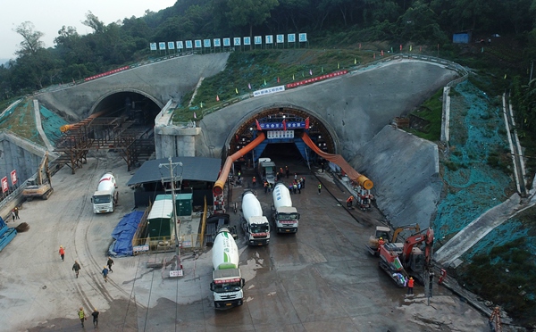 建設(shè)中的文峰山1號隧道。中鐵八局供圖