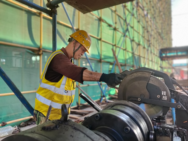 工人在進(jìn)行鋼筋加工作業(yè)。